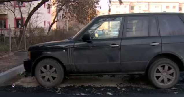 Muncitorii unei companii au asfaltat in jurul unei masini