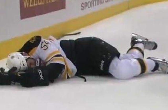 [VIDEO] Hochei: A incercat sa loveasca un adversar, dar s-a facut singur KO