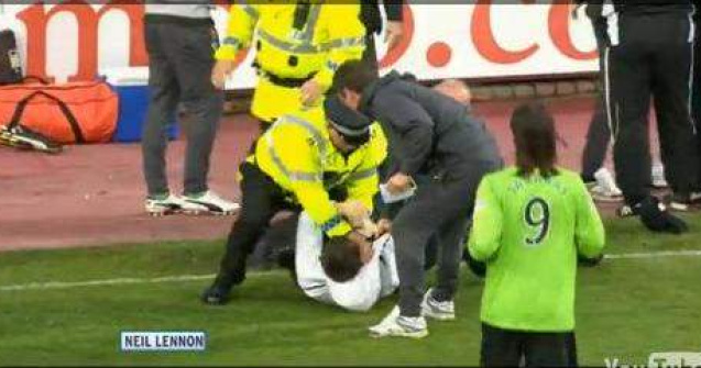  Video  Antrenorul lui Celtic, pus la pamant de un fan intrat pe teren
