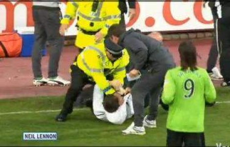  Video  Antrenorul lui Celtic, pus la pamant de un fan intrat pe teren