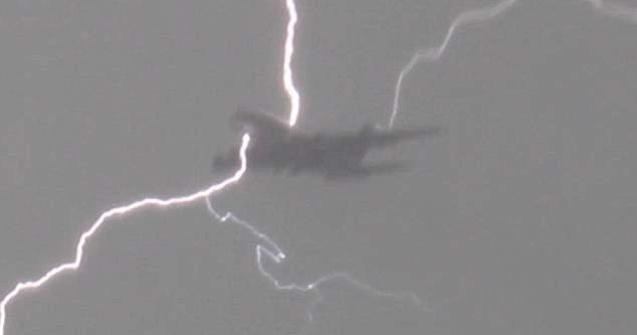  Video  Inspaimantator: Un avion a fost lovit de fulger