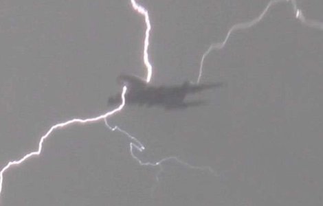  Video  Inspaimantator: Un avion a fost lovit de fulger
