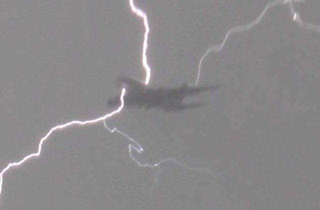 [VIDEO] Inspaimantator: Un avion a fost lovit de fulger