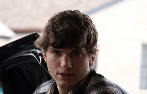 S-a confirmat: Ashton Kutcher va juca in "Doi barbati si jumatate"