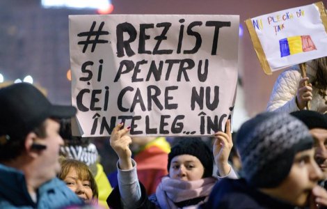 Circa 300 de protestatari in mars din Piata Victoriei spre Palatul Parlamentului