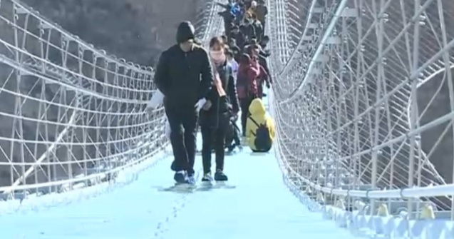 Chinezii au inaugurat cel mai lung pod din sticla