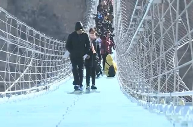 Chinezii au inaugurat cel mai lung pod din sticla