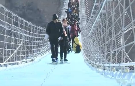 Chinezii au inaugurat cel mai lung pod din sticla