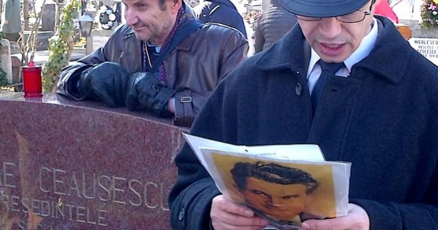 Mormantul dictatorului Nicolae Ceausescu, vizitat de zeci de romani, in ziua de Craciun