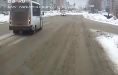 O femeie a fost lovita in plin de doua microbuze / VIDEO