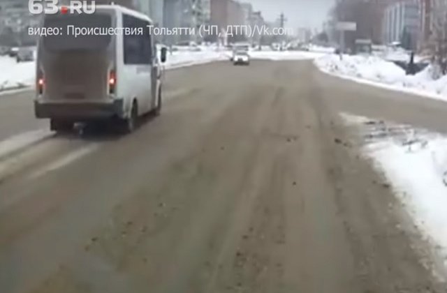 O femeie a fost lovita in plin de doua microbuze / VIDEO