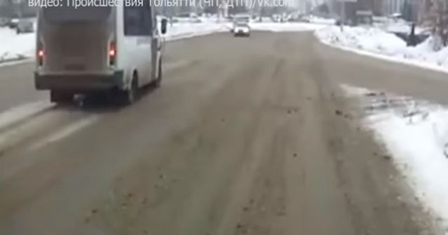 O femeie a fost lovita in plin de doua microbuze / VIDEO