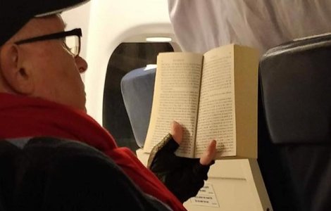 Mihai Lucan, surprins in timp ce calatorea cu avionul, in ziua de Craciun / FOTO