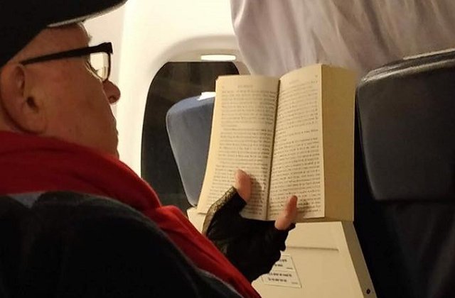 Mihai Lucan, surprins in timp ce calatorea cu avionul, in ziua de Craciun / FOTO