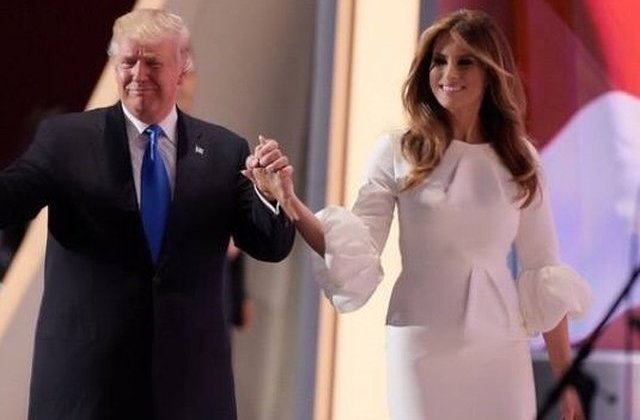 Donald si Melania Trump si-au insusit rolul de mesageri ai lui Mos Craciun