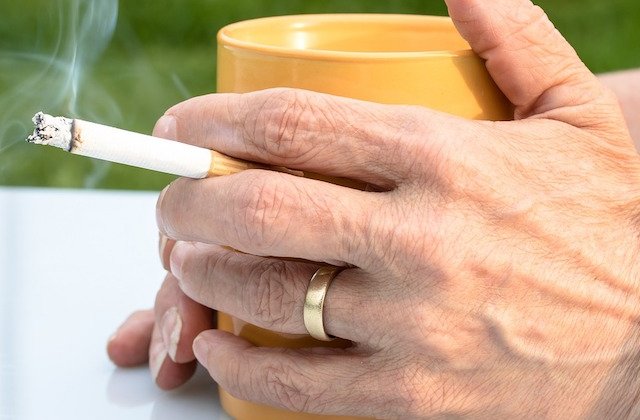 O rusoaica iesita pe balcon sa fumeze a fost luata pe sus de vant