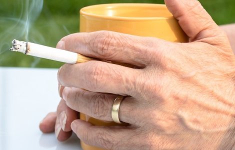 O rusoaica iesita pe balcon sa fumeze a fost luata pe sus de vant