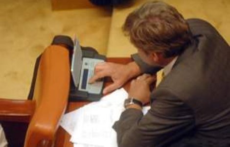 Parlamentarii au votat ca partidele sa poata cumpara terenurile pe care au sediile