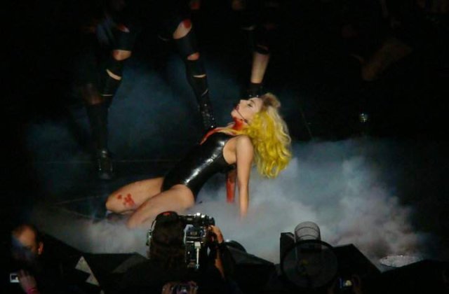 Si-a ucis pisica pentru a se costuma ca Lady Gaga