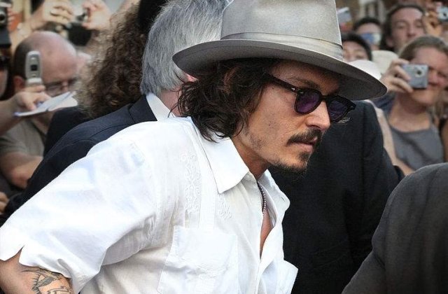 Johnny Depp este var cu Regina Marii Britanii