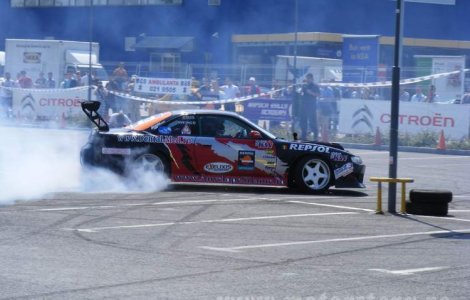 Foto/Video: Cascadorii si pneuri distruse in weekend, in Bucuresti