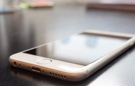 Apple isi cere scuze pentru ca incetineste performanta iPhone-lor vechi