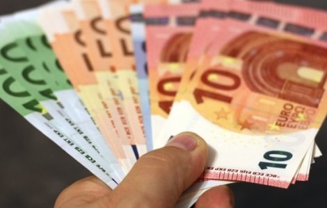 Euro atinge cel mai mare nivel in raport cu leul