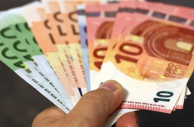 Euro atinge cel mai mare nivel in raport cu leul