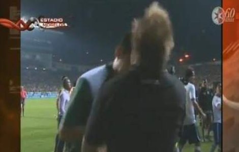  Video  I-a dat un cap in gura: Jucatorul loveste antrenorul