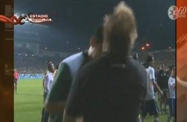 [VIDEO] I-a dat un cap in gura: Jucatorul loveste antrenorul