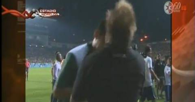  Video  I-a dat un cap in gura: Jucatorul loveste antrenorul