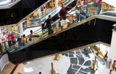  Top  Romanii prind curaj printre rafturile magazinelor