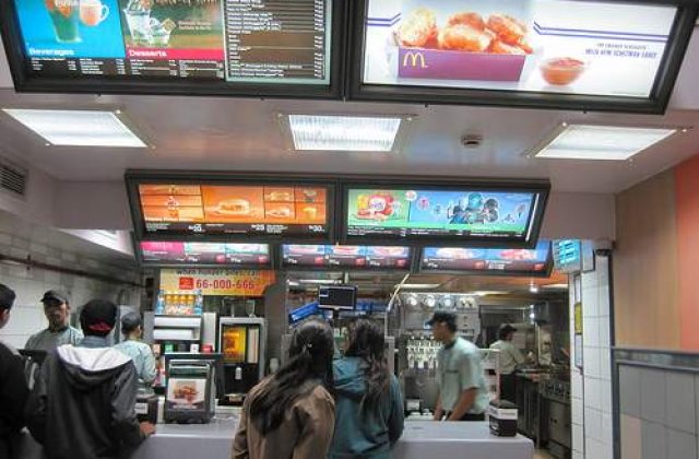 Revolutie la McDonald's: Vanzatorii, inlocuiti de aparate