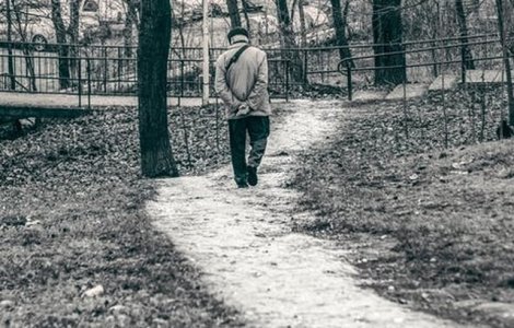 Un batran de 81 de ani plecat de acasa, gasit de politisti cu ajutorul cainilor si al unui elicopter cu termoviziune