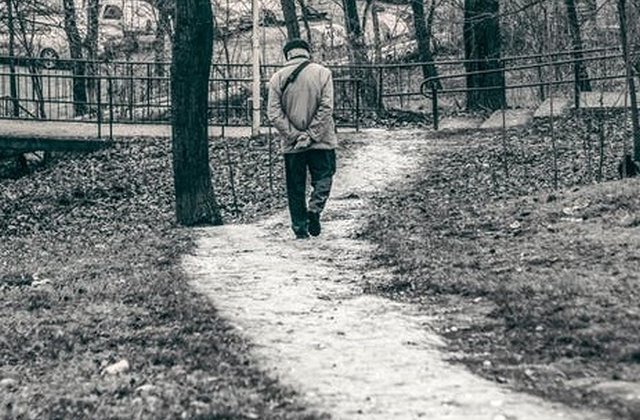 Un batran de 81 de ani plecat de acasa, gasit de politisti cu ajutorul cainilor si al unui elicopter cu termoviziune