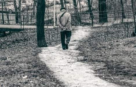 Un batran de 81 de ani plecat de acasa, gasit de politisti cu ajutorul cainilor si al unui elicopter cu termoviziune