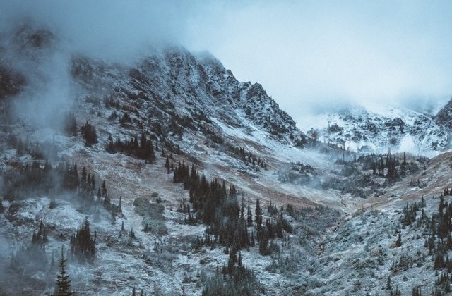 135 de turisti blocati la Babele; intervin jandarmi si salvamontisti