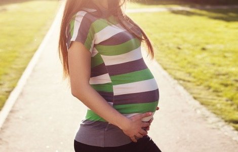 O fetita de 13 ani din Baia Mare a nascut acasa, in prezenta fratelui de 10 ani. Copila a ramas gravida in urma unui viol