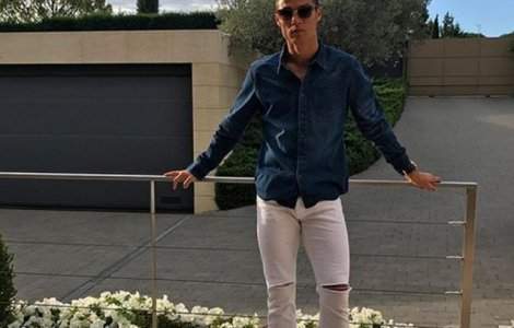 Imaginea zilei in sport: Cristiano Ronaldo, inconjurat de trofeele sale/ FOTO
