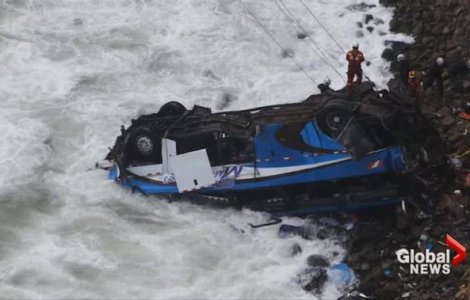 48 de oameni au murit in Peru, dupa ce un autocar a cazut de la 100 de metri inaltime