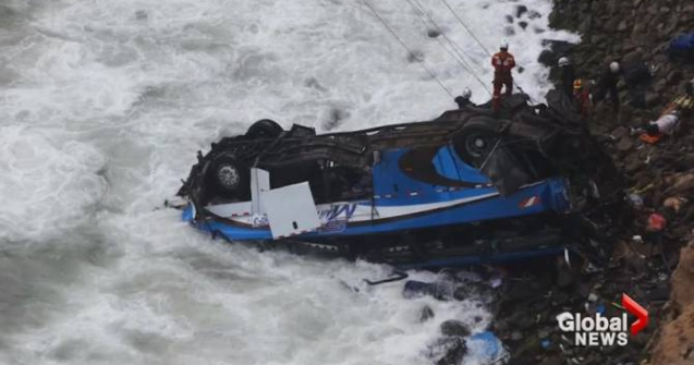 48 de oameni au murit in Peru, dupa ce un autocar a cazut de la 100 de metri inaltime