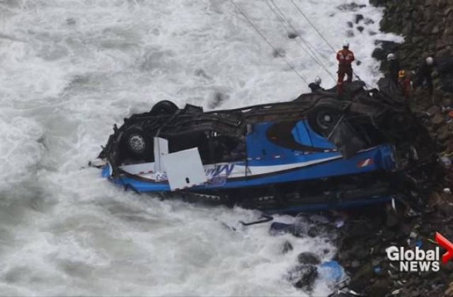 48 de oameni au murit in Peru, dupa ce un autocar a cazut de la 100 de metri inaltime