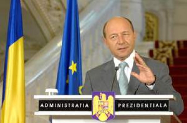 Basescu ii indeamna pe romani sa mearga la vot si sa arboreze tricolorul in balcoane