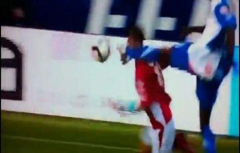  Video  I-a dat un sut in cap, crezand ca loveste mingea