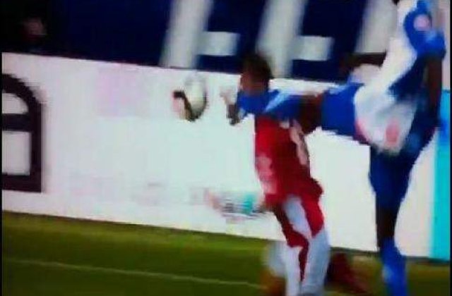 [VIDEO] I-a dat un sut in cap, crezand ca loveste mingea