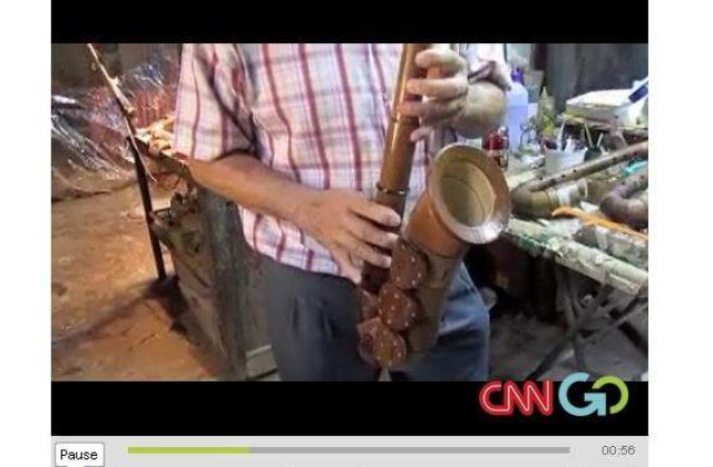 [VIDEO]: Si-a construit un saxofon din bambus