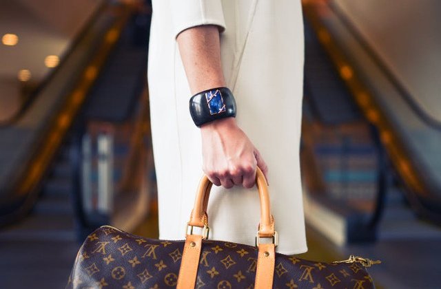 O femeie si-a pierdut geanta intr-un restaurant din Arges. Inauntru avea 16.000 de euro