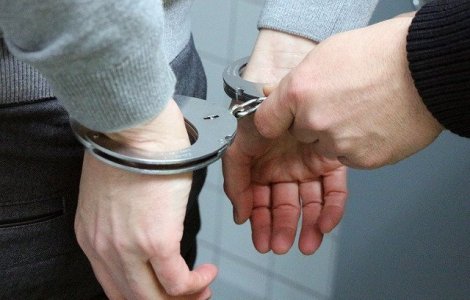 Un politist din Brasov a fost retinut dupa ce si-a batut fosta iubita in fata copilului in varsta de doi ani