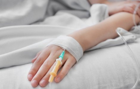 O fetita de 7 ani a ramas fara splina dupa ce tatal sau a lovit-o de mai multe ori cu o coada de topor, de Revelion