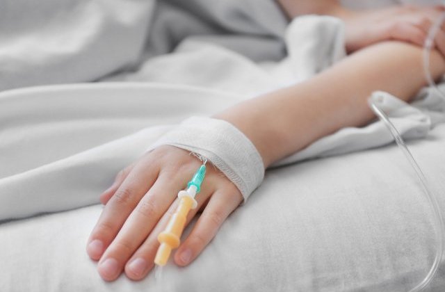 O fetita de 7 ani a ramas fara splina dupa ce tatal sau a lovit-o de mai multe ori cu o coada de topor, de Revelion